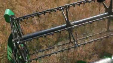 Mavi yakalı iş konsepti. Tanımlanamayan beyaz çiftçi hasat makinesiyle hasat yapıyor. Operatörlerin bakış açısı. Yüksek kalite 4k görüntü