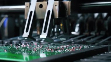 PCB baskı devre kartının elektrik bileşenleri yüzey montajı cihazı SMD tarafından monte edildi. Modern teknoloji. Yatay yakın plan çekim. Yüksek kalite 4k görüntü