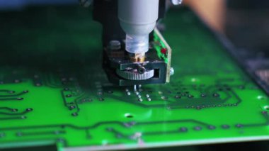 PCB baskılı devre kartının yüzeyine lehim dağıtan makine. Lehim işlemi. Modern teknoloji. Makine üretimi. Yatay çekim. Yüksek kalite 4k görüntü