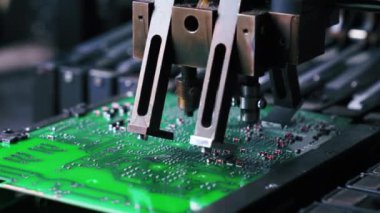 Basılı devre kartı PCB 'ye elektrik bileşenleri monte eden SMD yüzey montajı cihazı. Modern duyarlılık teknolojisi. - Evet. Yüksek kalite 4k görüntü
