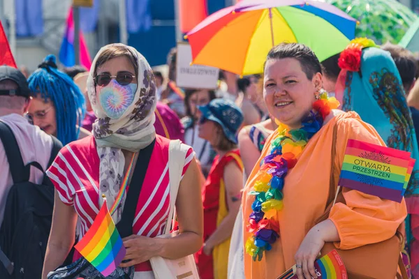 Junho 2022 Varsóvia Polônia Diversas Pessoas Vestindo Roupas Coloridas Arco — Fotografia de Stock