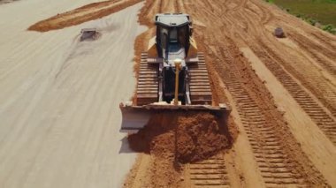 Yol yapımı makineler, buldozer, zemini hareket ettirmek ve yol yapımına hazırlamak. Varşova, Polonya. Hava manzaralı. Yüksek kalite 4k görüntü