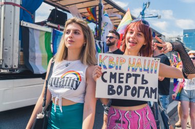  25 Haziran 2022 Varşova, Polonya - Üzerinde Ukraynaca yazılmış eşcinsel ulus, düşmanlara ölüm yazılı bir pankart tutan mutlu insanlar. LGBT topluluğunu desteklemek. Yüksek kalite fotoğraf
