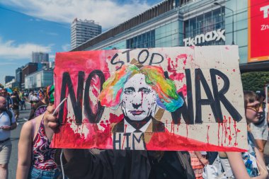 25 Haziran 2022 Varşova, Polonya LGBT gurur yürüyüşü Varşova 'da. Polonyalı ve Ukraynalı eylemciler 25 Haziran 2022 'de eşit hak ve barış için yürüdüler. Elinde Putin palyaço suratlı bir tabela tutan bir adam.