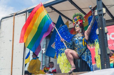 25 Haziran 2022 Varşova, Polonya - Ukraynalı KyivPride barış ve eşit haklar için Polands Varşova Gururu ile takım oluşturdu. Pullu bir elbise giyen bir kadın, Ukrayna ulusal çiçek tacı ve