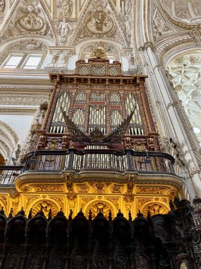 Cordoba Camii Katedrali 'nin içi, büyük süsler ve tablolar. Cordoba Katolik Piskoposluğu 'nun katedrali Meryem' in varsayımına adanmıştır.