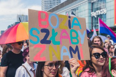 25 Haziran 2022 Varşova, Polonya - Polonya Varşova 'da KyivPride ile Eşitlik Yürüyüşü. Kalabalıkta LGBTQ topluluğunu desteklemek için protesto işareti tutan bir kişi. Yüksek kalite fotoğraf