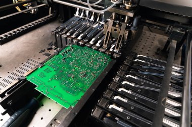 PCB baskılı devre kartı üzerinde çalışan SFD yüzey montaj cihazını kapat. Toplanıyor. Modern teknoloji. Yüksek kalite fotoğraf