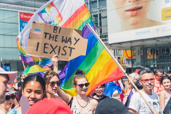 25 Haziran 2022 Varşova, Polonya - Varşova, Polonya 'da Eşitlik Yürüyüşü. LGBTQ bayrakları ve güçlü protesto işaretleriyle yürüyen büyük bir kalabalık. Homofobikliğe karşı savaşıyor. Yüksek kalite