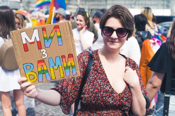 25 Haziran 2022 Varşova, Polonya 'da bir kadın bir pankart tutuyor. Bu yıl Varşova Eşitlik Yürüyüşü, Ukrayna 'nın en büyük LGBTQ hak geçidine ev sahipliği yaptı. Katılımcılar