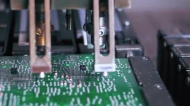 PCB baskılı devre kartına yüzeydeki SMD aygıtı ile bağlanmış küçük elektrosyal bileşenler. Modern teknoloji. Yatay yakın plan çekim. Yüksek kalite 4k görüntü