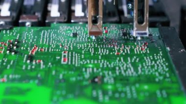 PCB baskılı devre kartının elektrik bileşenleri SMD yüzey montajı cihazında monte ediliyor. Modern hassas teknoloji. Yatay çekim. Yüksek kalite 4k görüntü