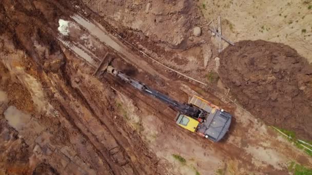 Excavadora Largo Alcance Que Mueve Tierra Trabaja Una Obra Construcción — Vídeo de stock