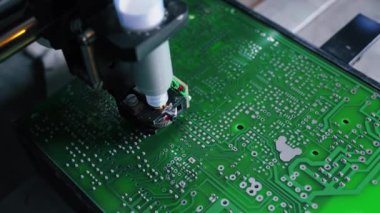 Lehim işlemini kapat. Dispenser makinesi PCB baskılı devre kartının yüzeyine lehim koyuyor. Elektrik bileşenleri monte ediliyor. Teknoloji. Yatay çekim. Yüksek kalite 4k görüntü