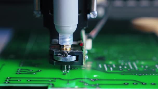 在Pcb印刷电路板表面上工作的焊膏分配器 机器生产 现代技术 是的高质量的4K镜头 — 图库视频影像