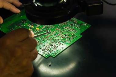 Yazılı çoklu kablo bağlantıları olan baskı devresi üzerinde elektronik bileşenlerin ve mikro devrelerin elle montajı. Elektronik İmalat Hizmetleri. Yüksek kalite fotoğraf