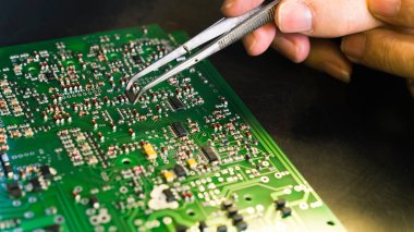 Yazılı çoklu kablo bağlantıları olan baskı devresi üzerinde elektronik bileşenlerin ve mikro devrelerin elle montajı. Elektronik İmalat Hizmetleri. Yüksek kalite fotoğraf