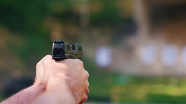 Skjut Målet Med Svart Pistol Inom Skotthåll Tillbaka Närbild Detalj — Stockvideo