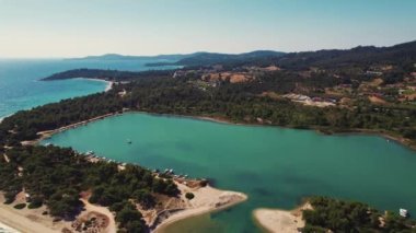 Güzel bir yaz tatili, Yunanistan. Glarokavos Sahili ve Limanı yoğun ormanları, güzel plajları ve insansız hava aracıyla görülen turkuaz deniz suyuyla. Yüksek kalite 4k görüntü