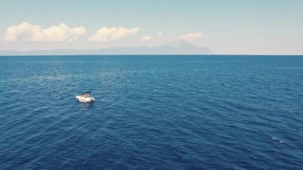 Koncept Vodních Aktivit Pohled Ptačí Perspektivy Jedinou Bílou Loď Plující — Stock video