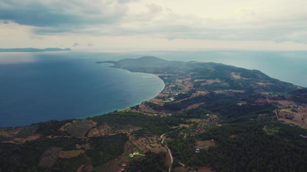 Yunanistan Daki Çarpıcı Paliouri Çam Ormanlarının Ağaçlık Tepeleriyle Çevrili Havadan — Stok video