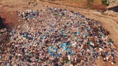Tüketiciliğin karanlık yüzü. Sayısız plastik konteynır ve çöplüğe atılan diğer çöpler. Havadan bakış açısı. Yüksek kalite 4k görüntü