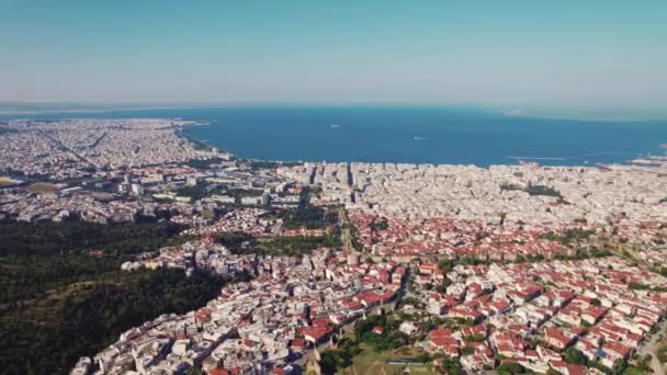 ローマ時代までに重要な都市 テッサロニキ 空中から見る 伝統的なギリシャ建築と現代的なライフスタイル 海岸線だ 天気がいい 高品質4K — ストック動画