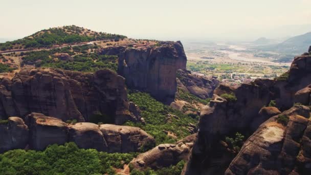 Úžasné Okolí Řeckých Klášterů Meteora Letecký Pohled Obrovské Útesy Tyčící — Stock video