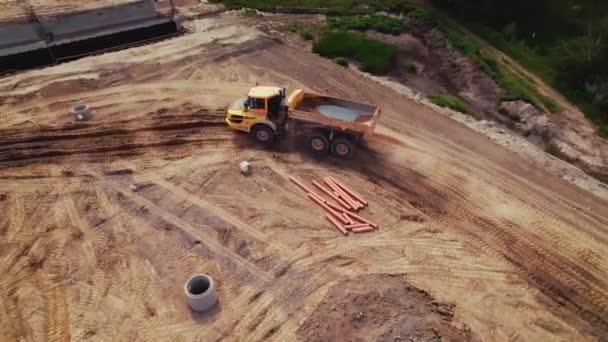 在道路建筑工地上积极工作 运土卡车运土的运土卡车重型建筑机械 波兰华沙 高空鸟瞰 高质量的照片 — 图库视频影像