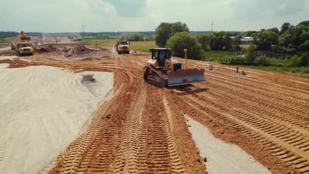 重型建筑机械 推土机 挖掘机 垃圾车 在波兰华沙的一个公路建筑工地工作 是的高质量的4K镜头 — 图库视频影像