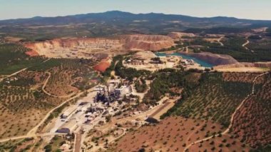 Yunanistan 'daki bir mayının insansız hava aracı görüntüsü. Popüler turistik merkezin diğer tarafında. Doğa kavramına etkisi. Yüksek kalite 4k görüntü