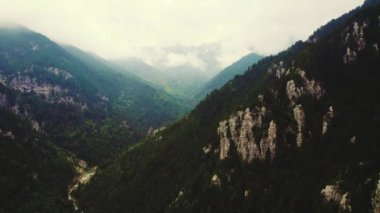 Olimpos Dağı olağanüstü biyolojik çeşitliliği ve havadan bakıldığında yavaş çekimde görülen zengin bitki örtüsüyle. Sisli tepeler. Yunan Mitolojisi. Yüksek kalite 4k görüntü
