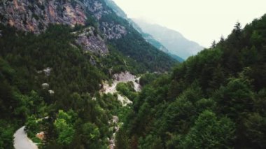 Yunanlılar en yüksek dağ ve Ulusal Park - Olimpos Dağı yavaş çekim hava aracı perspektifinden görülüyor. Yoğun orman ve ağaçsız yüksek dağ bölgesi. Yüksek kalite 4k görüntü