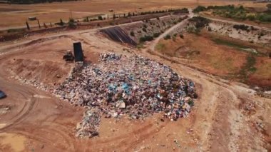 Çöplerle dolu bir Yunan çöplüğü ve plastik konteynırlardaki artıklarla beslenen kuşlar. Modern toplum problemi. Geri dönüşüm eksikliği. Drone perspektifi. Yüksek kalite 4k görüntü