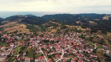 Paliouri - geleneksel Yunan mimarisine sahip güzel bir köy Pefkohori 'nin güneyine yerleştirilmiş, Kassandra ise Halkidiki' ye. Tepeler ve çam ormanları. Yüksek kalite 4k görüntü
