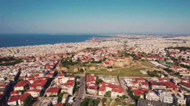 Selanik 'li Heptapyrgion - Yunanistan' ın havadan bakıldığında en büyük ikinci kenti. Gerçek hayatta kale. Turistik bölgeler. Yüksek kalite 4k görüntü