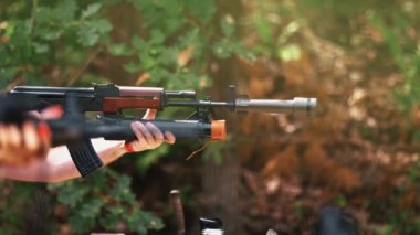 Atış poligonu. Yavaş çekim videosu el bombasının fırlatıldığını gösteriyor. Sonunda kalın gri duman var. Ateşli silah ve el bombası konsepti. Yüksek kalite 4k görüntü