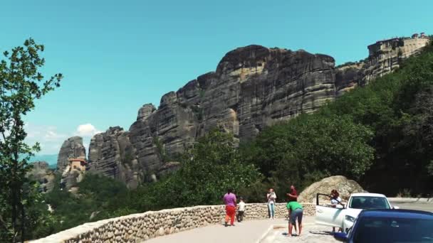 Toeristen Maken Zich Klaar Omhoog Klimmen Naar Beroemde Griekse Kloosters — Stockvideo
