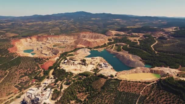 地球から岩石や鉱物を抽出する技術としての露天掘り採掘 空中ドローンビュー ギリシャのもう一つの側面 高品質4K映像 — ストック動画