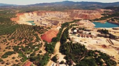 Dünya 'ya insan çarpması. Yunanistan 'da hava aracı perspektifinden görünen açık maden ocağı. Mineraller çıkarılıyor. Yüksek kalite 4k görüntü