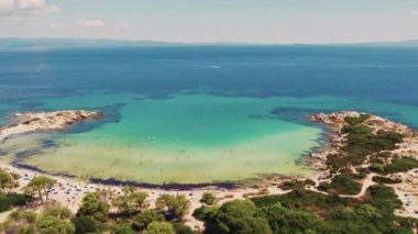 Karydi - Sithonia 'da çekici plajlar. Sığ turkuaz suyu olan güzel bir göl turistler için mükemmel koşullar yaratıyor. Hava aracı perspektifi. Yüksek kalite 4k görüntü