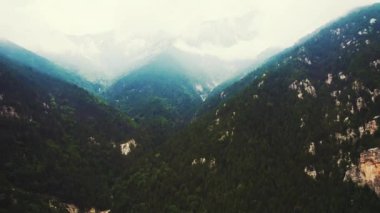 Yunanistan 'ın en yüksek dağı olan Olympus Dağı' nın zirvesini kaplayan sis ve bulutlar. Yürüyüş için mükemmel bir yer. Hava aracı ağır çekimde. Yüksek kalite 4k görüntü