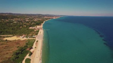 Glarokavos 'un güzel körfezi yüzme ve su sporları için ideal. Gökyüzü açık. Drone perspektifi Glarokavos Sahili ve uçsuz bucaksız turkuaz su. Yüksek kalite 4k görüntü
