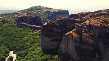 Yunanistan 'ın Kalambaka kenti yakınlarındaki Meteora kentinin çarpıcı, büyük ve sağlam kaya oluşumlarının insansız hava aracı görüntüsü. Ziyaret etmeye değer turistik yerler. Yüksek kalite 4k görüntü