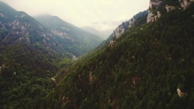  Yunanistan 'daki Ulusal Park Dağı. Dağ zirvelerinin, sık ormanların ve bulutların insansız hava görüntüsü. Ziyaret etmeye değer yerler. Yüksek kalite 4k görüntü