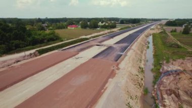 Büyük bir yolun üzerinde uçan bir dron inşaat sahasında yatıyor. Varşova, Polonya. Yüksek kalite 4k görüntü