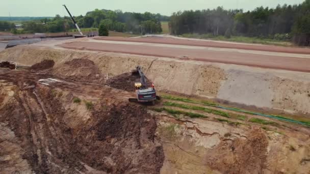 Excavadora Orugas Largo Alcance Durante Las Obras Movimiento Tierras Sitio — Vídeos de Stock