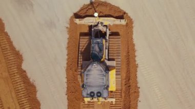 Yol inşaatı. Çok şeritli bir yolun temelini hazırlayan bir buldozer. Varşova, Polonya. Hava görüntüsü. Yüksek kalite 4k görüntü