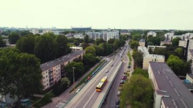 Polonya 'nın başkenti Varşova' da, Vistula nehrinin yakınındaki ulusal stadyumdan çok uzak olmayan arabalı ve konut binalı yol manzarası. Yüksek kalite 4k görüntü