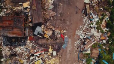 Yıkım şantiyesi. Yıkım enkazı, taş ve beton. Varşova. Üst dron görüntüsü. Yüksek kalite 4k görüntü